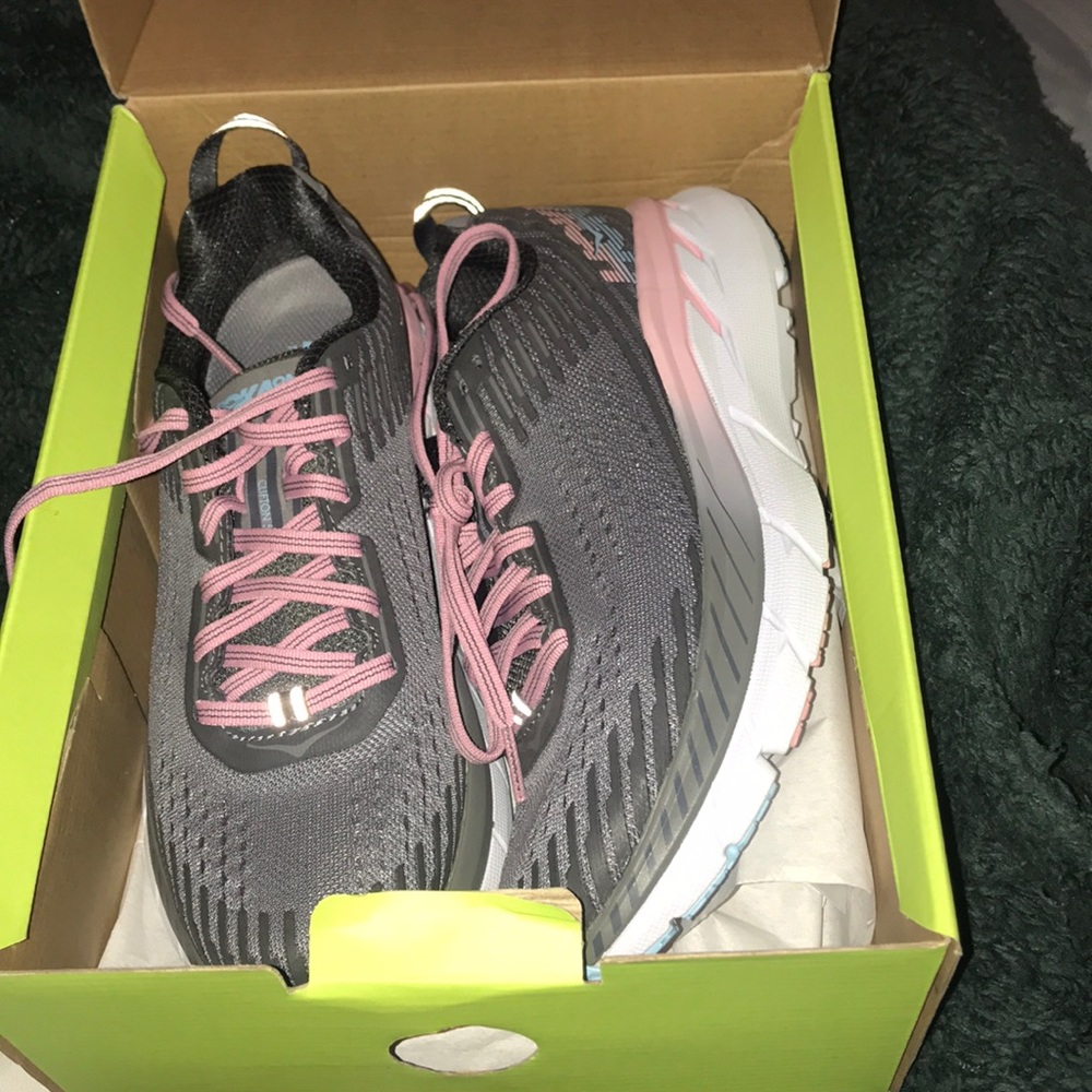 Tennis shoes